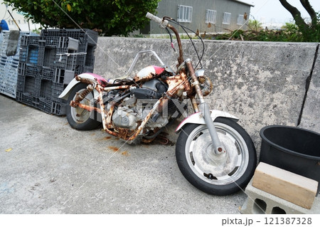 サビて動かない粗大ごみとなった大型バイク 121387328