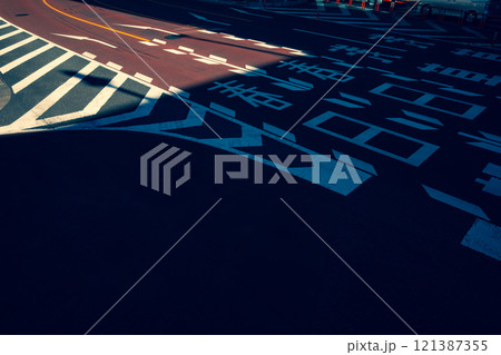 俯瞰で見る東京の道路 上野駅前の昭和通り　暖色寒色強調 121387355