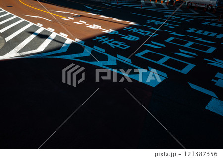 俯瞰で見る東京の道路 上野駅前の昭和通り　クールカラー 121387356