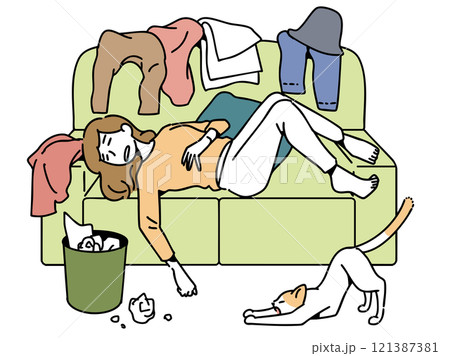 ソファーでのんびりする女性 121387381