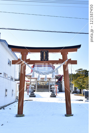 冬の北海道鹿部町で本別稲荷神社境内の風景を撮影 121387450