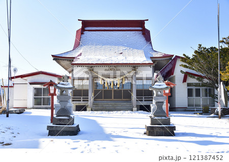冬の北海道鹿部町で本別稲荷神社境内の風景を撮影 121387452