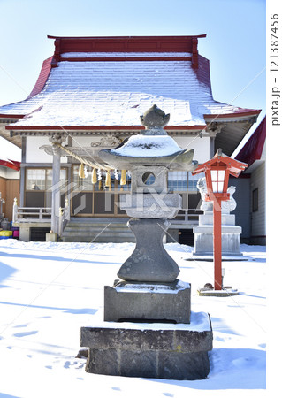 冬の北海道鹿部町で本別稲荷神社境内の風景を撮影 121387456
