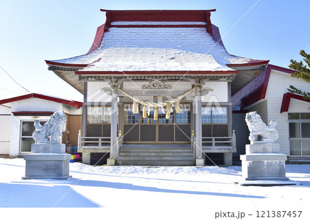 冬の北海道鹿部町で本別稲荷神社境内の風景を撮影 121387457