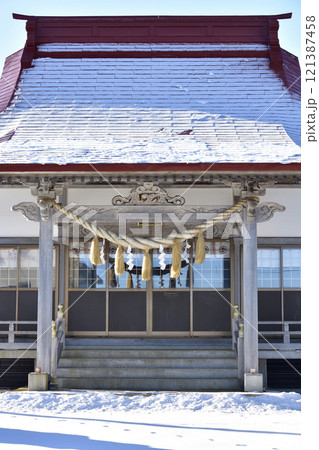 冬の北海道鹿部町で本別稲荷神社境内の風景を撮影 121387458