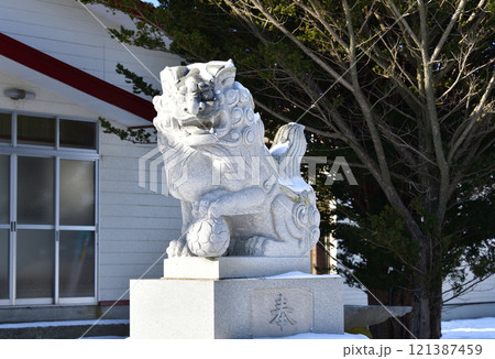 冬の北海道鹿部町で本別稲荷神社境内の風景を撮影 121387459