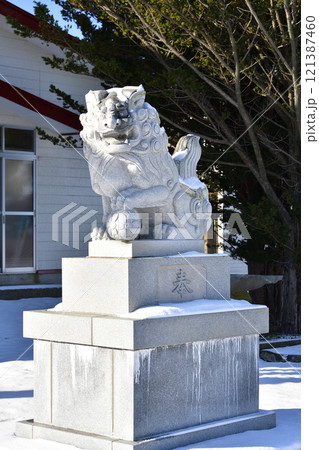 冬の北海道鹿部町で本別稲荷神社境内の風景を撮影 121387460