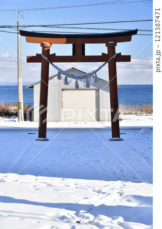 冬の北海道鹿部町で本別稲荷神社境内の風景を撮影 冬の北海道鹿部町で本別稲荷神社境内の風景を撮影 121387471