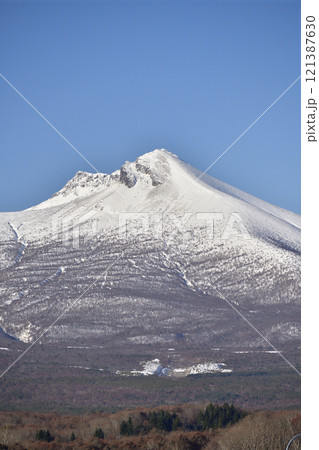 冬の北海道鹿部町から雪の砂原岳の風景を撮影 121387630