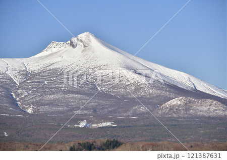 冬の北海道鹿部町から雪の砂原岳の風景を撮影 冬の北海道鹿部町から雪の砂原岳の風景を撮影 121387631
