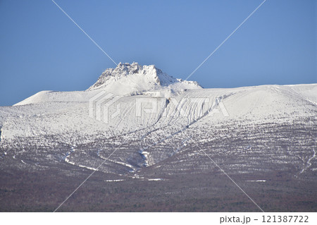 冬の北海道鹿部町から雪の駒ヶ岳の風景を撮影 121387722