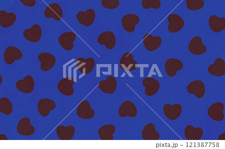 散らしたハートのチョコのパターン(ビター×ブルー) 散らしたハートのチョコのパターン(ビター×ブルー) 121387758