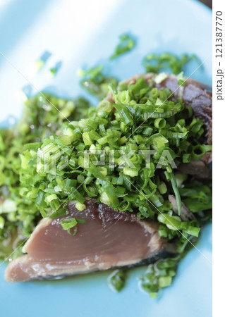 ネギたっぷり鰹のたたき　魚料理 121387770