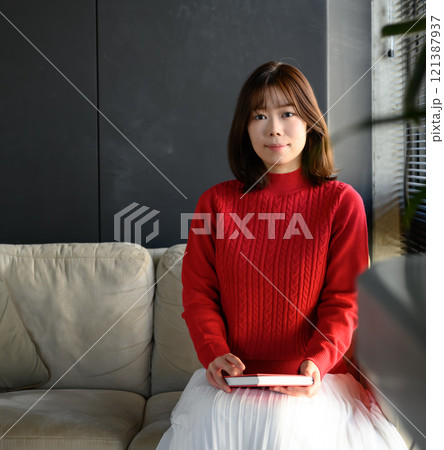 スタジオで撮影された人物ポートレートのコレクション スタジオで撮影された人物ポートレートのコレクション 121387937