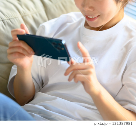 スタジオで撮影された人物ポートレートのコレクション スタジオで撮影された人物ポートレートのコレクション 121387981