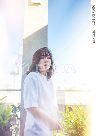 スタジオで撮影された人物ポートレートのコレクション 121387986