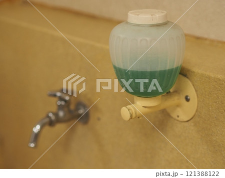 液体石鹸と蛇口(学校の手洗い場) 液体石鹸と蛇口(学校の手洗い場) 121388122