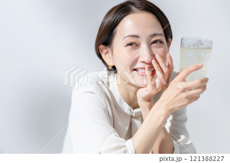 ハイボールを飲む女性 121388227