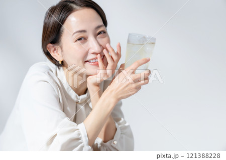 ハイボールを飲む女性 ハイボールを飲む女性 121388228