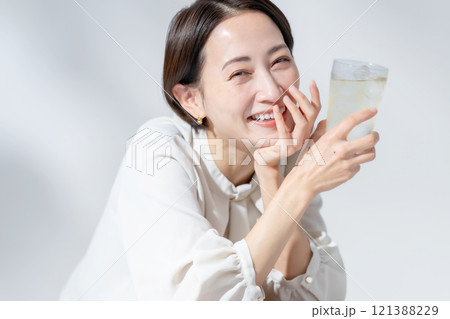 ハイボールを飲む女性 ハイボールを飲む女性 121388229