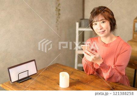 カフェでスマホを使う女性 カフェでスマホを使う女性 121388258