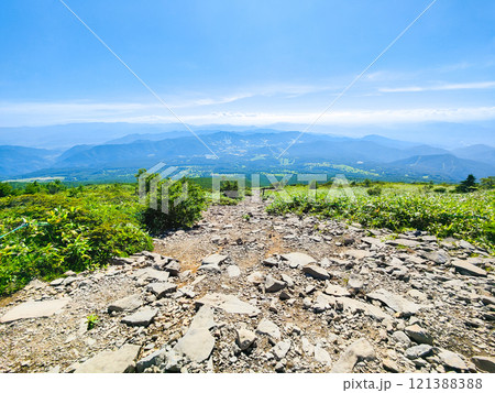 夏の四阿山・根子岳登山（根子岳山頂から菅平高原方面の眺め） 121388388