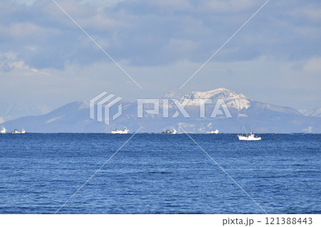 冬の北海道鹿部町から雪の有珠山と内浦湾で漁をする漁船の風景を撮影 冬の北海道鹿部町から雪の有珠山と内浦湾で漁をする漁船の風景を撮影 121388443