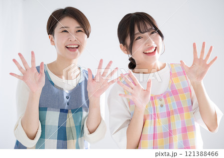 バイバイと手を振る保育士の2人のイメージ 転職などのバナー バイバイと手を振る保育士の2人のイメージ 転職などのバナー 121388466