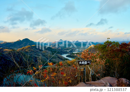 大岩ヶ岳の山頂から見た景色 大岩ヶ岳の山頂から見た景色 121388537
