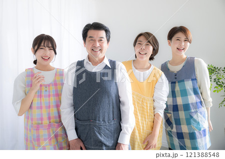 カメラ目線保育士複数の4人の横並び笑顔で大笑いのイメージ　転職などにも　園長先生とスタッフなどのイメ 121388548