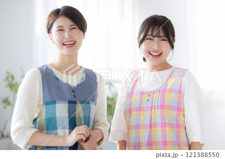 カメラ目線保育士の2人のイメージ　転職など 121388550