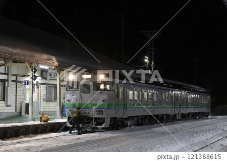 冬季：深夜の遠軽駅に停車中の石北本線キハ40 121388615