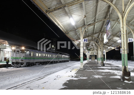 冬季:深夜の遠軽駅に停車中の石北本線キハ40 冬季:深夜の遠軽駅に停車中の石北本線キハ40 121388616