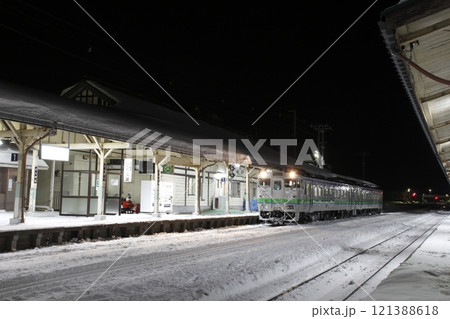 冬季：深夜の遠軽駅に停車中の石北本線キハ40 121388618