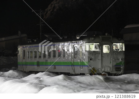 冬季:深夜の遠軽駅側線に留置中の石北本線キハ40 冬季:深夜の遠軽駅側線に留置中の石北本線キハ40 121388619