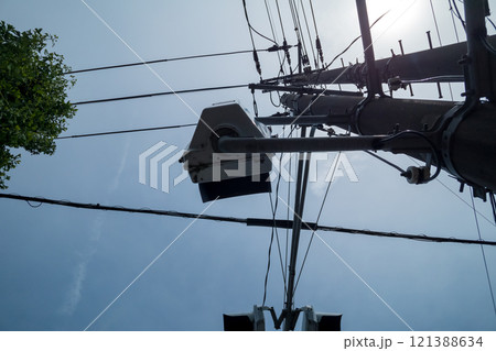 真下から見る歩行者用信号 真下から見る歩行者用信号 121388634