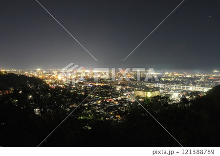 八幡山展望台から望む福井市中心部の夜景 121388789