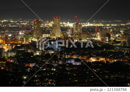 八幡山展望台から望む福井市中心部の夜景 121388798