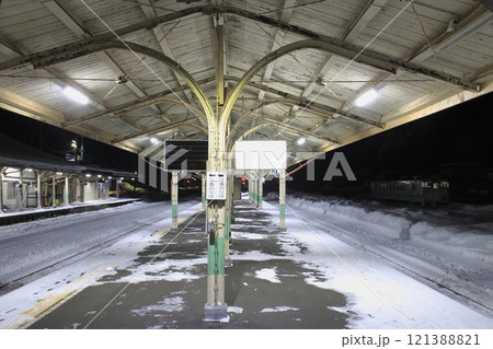 冬季:深夜の石北本線JR遠軽駅にて(北海道紋別郡遠軽町) 冬季:深夜の石北本線JR遠軽駅にて(北海道紋別郡遠軽町) 121388821