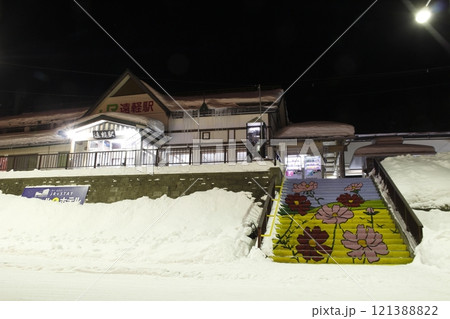 冬季:深夜の石北本線JR遠軽駅/駅舎(北海道紋別郡遠軽町) 冬季:深夜の石北本線JR遠軽駅/駅舎(北海道紋別郡遠軽町) 121388822