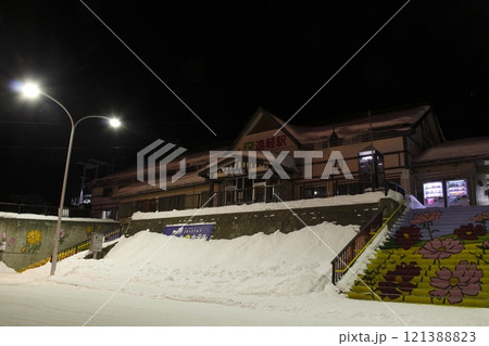 冬季：深夜の石北本線JR遠軽駅／駅舎（北海道紋別郡遠軽町） 121388823
