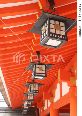 石上神宮・拝殿・吊り灯篭（奈良県・天理市） 121388843