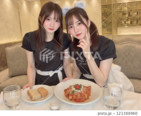 笑顔で楽しむ友達との特別な食事(Generative AI) 笑顔で楽しむ友達との特別な食事(Generative AI) 121388960