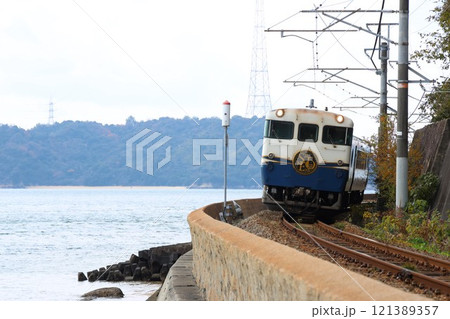 【JR西日本】キロ47形7000番台 快速「etSETOra」と瀬戸内海（呉線：忠海〜安芸幸崎） 121389357