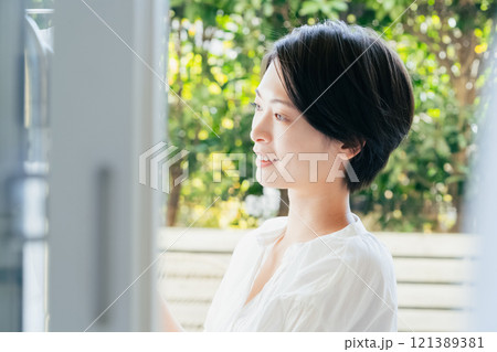 洗濯物を干す女性 121389381