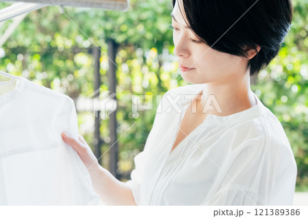 洗濯物を干す女性 洗濯物を干す女性 121389386