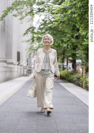 街を歩く笑顔のシニア女性 街を歩く笑顔のシニア女性 121389404