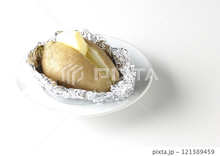 じゃがバターを白背景で撮影 じゃがバターを白背景で撮影 121389459