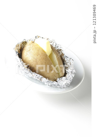 じゃがバターを白背景で撮影 121389469