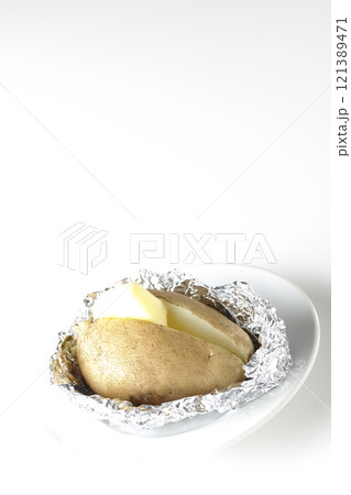 じゃがバターを白背景で撮影 121389471